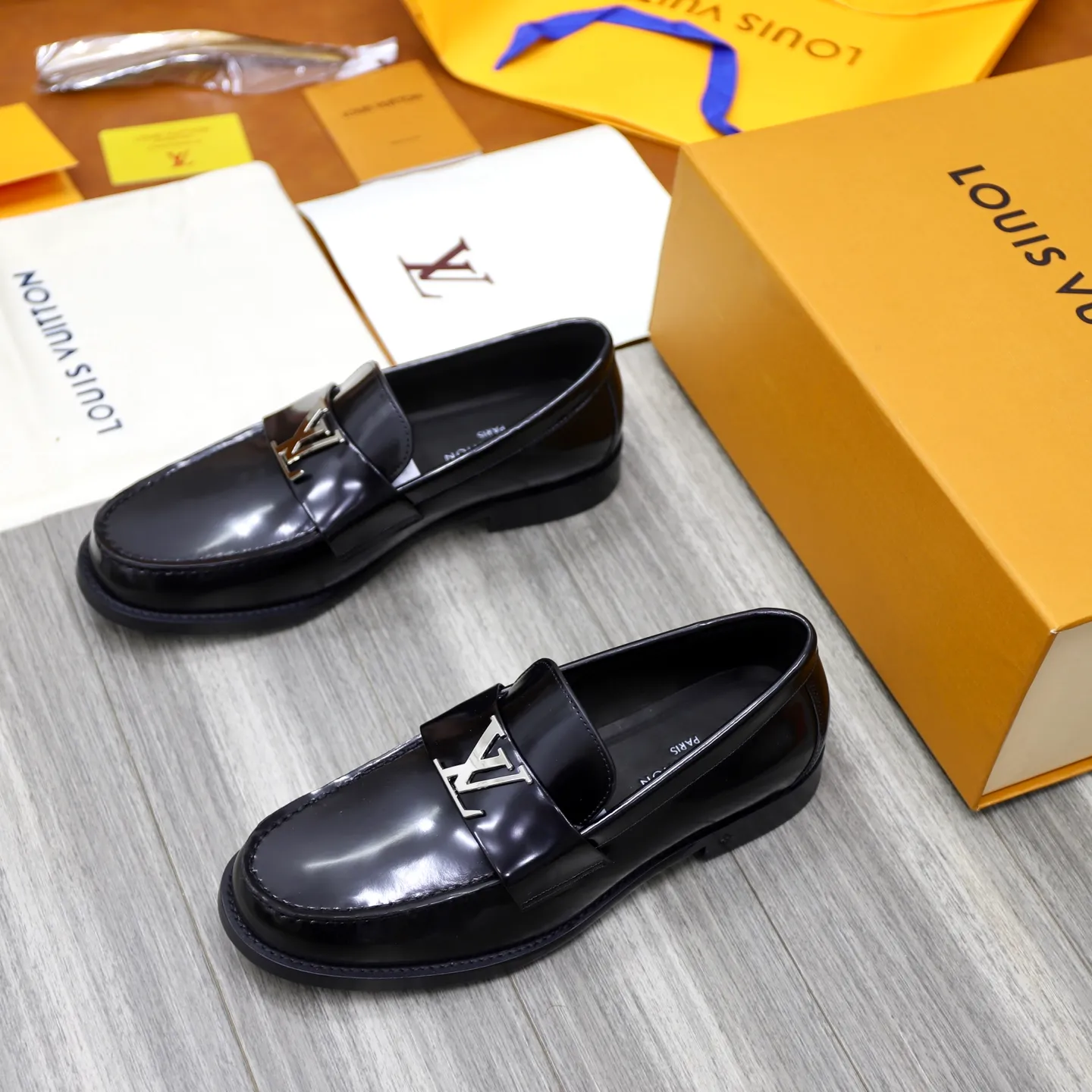 Men's shoes 💰: 💰900LV Louis Vuitton slip-on loafers, top quality products produced in Dongguan, ready for sale! This LV Glove loafer is made of selected soft cowhide, with a slightly wrinkled leather surface and a very high-end texture. Each pair is unique. The leather surface is light and soft, with a fine texture and good luster. It is a classic loafer style, with exquisite handmade mark stitching on the toe, and a square toe configuration to highlight the classic style. The horizontal band has hot-printed LV three-dimensional letters, semi-solid handcrafts and a genuine leather outsole, and a rubber patch on the heel to create wear-resistant performance and comfort. One of the must-have loafers for men! Comes with full original packaging! Code number: 38-39-40-41-42-43-44 (38, 45, 46 customized) standard leather shoe code